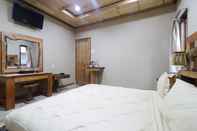 Kamar Tidur Hotel Alloyna Country Cottage