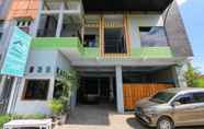 Exterior 6 OYO 2453 Artha Graha Vip