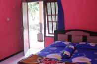 ห้องนอน Comfort Room at Omahe Toni