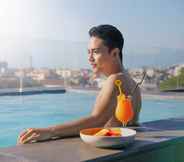 Swimming Pool 5 YELLO Hotel Paskal Bandung