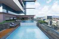 Swimming Pool YELLO Hotel Paskal Bandung