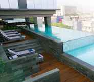 Swimming Pool 4 YELLO Hotel Paskal Bandung