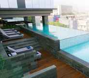 สระว่ายน้ำ 4 YELLO Hotel Paskal Bandung