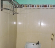 In-room Bathroom 5 Wijaya Inn Cilacap 