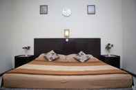 Kamar Tidur Cherry Red Hotel