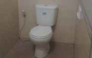 Toilet Kamar 7 Simple Room at Simpang Homestay