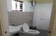 Phòng tắm bên trong 6 La Fela Pension House