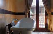 Toilet Kamar 5 Keraton Guest House