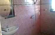 Phòng tắm bên trong 6 Oka & Rai Homestay