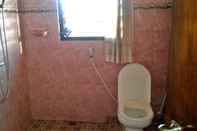 ห้องน้ำภายในห้อง Oka & Rai Homestay