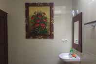 In-room Bathroom Teba Junjungan Cottages