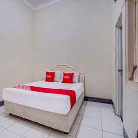 Bedroom 1 OYO 3915 Hotel Remaja Pacitan, Pacitan Hotels