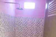 In-room Bathroom Comfort Room at Farida Guesthouse