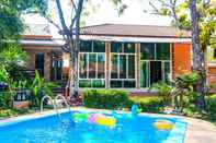 สระว่ายน้ำ Phalaburi Resort