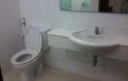 Toilet Kamar 6 Waterplace Residence 3BR Unit 5