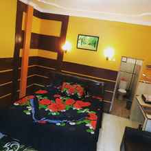 Bedroom 4 Comfort Room at Darmo Homestay Vivi