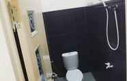 Toilet Kamar 6 Comfort Room at Darmo Homestay Vivi