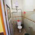 Toilet Kamar 2 Comfort Room at Darmo Homestay Vivi