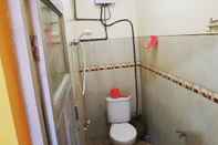 In-room Bathroom Comfort Room at Darmo Homestay Vivi