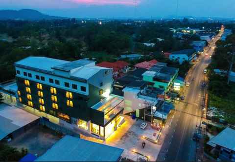 ภายนอกอาคาร Comet Hotel Surat Thani