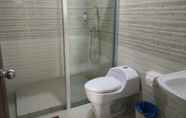 Phòng tắm bên trong 4 Aselabar Guest House Syariah