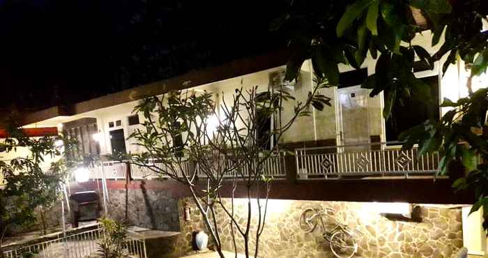 Bên ngoài Cozy Stay at Timlo Solo Guest House