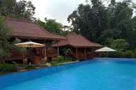 Swimming Pool Spacious Room at Villa Paradijs Van Java