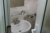 Phòng tắm bên trong Rose Hotel Phong Nha