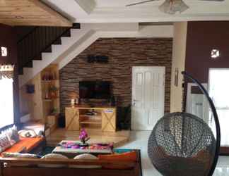 Lobi 2 Omahku Dewe - 4 Bedrooms Guest House