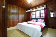 Bedroom OYO 1254 Golden Lake Resort