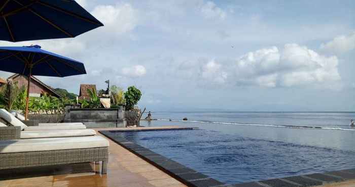 Kolam Renang Cave Beach Bungalow