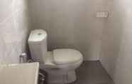 Toilet Kamar 6 Casa Bromo Homestay