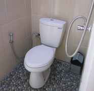 Toilet Kamar 5 Comfort Room Sea View at Omah Sundak 2