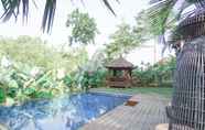 Swimming Pool 7 Shanaya Resort Malang