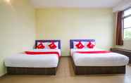 Kamar Tidur 3 OYO 89585 Hotel Happy Inn