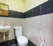 Toilet Kamar 4 OYO 89585 Hotel Happy Inn