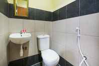 Toilet Kamar OYO 89585 Hotel Happy Inn