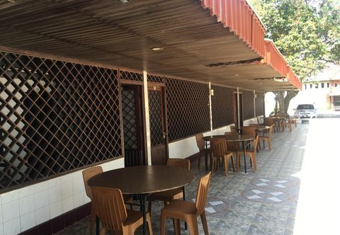 外部的 Palapa Beach Hotel