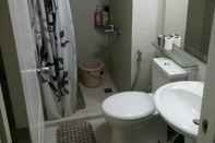 Toilet Kamar Azure Urban Resort Residences by Jennifer