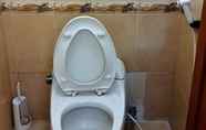 Toilet Kamar 4 Triniti Homestay