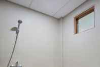 In-room Bathroom OYO 106 Sarkawi Residence Near Kartini Hospital