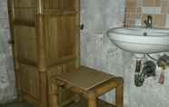 Toilet Kamar 4 Lavender Bungalow