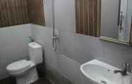 Toilet Kamar 7 The 5 Hotel