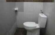 Toilet Kamar 6 The 5 Hotel