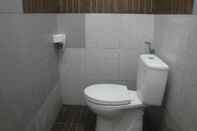 Toilet Kamar The 5 Hotel