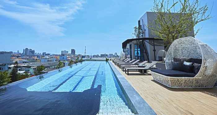 สระว่ายน้ำ Chezzotel Pattaya