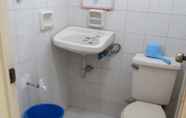 Toilet Kamar 3 Ranchers Hotel