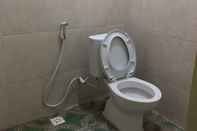 Toilet Kamar Friendly Room at Garser Homestay