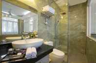 Toilet Kamar Golden Rooster Hotel and Spa