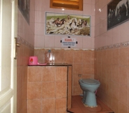 Toilet Kamar 4 3 Bedrooms at Villa Kuda Mas 